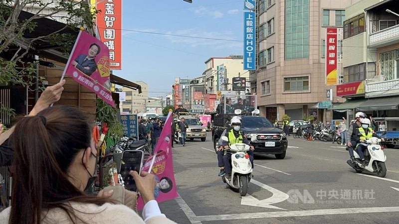民進黨總統候選人賴清德9日下午在黨籍立委蘇治芬陪同下,到雲林縣虎尾鎮掃街拜票,沿路有民眾揮舞競選旗幟表達支持,也有人高喊「凍蒜」。中央社記者姜宜菁攝 113年1月9日