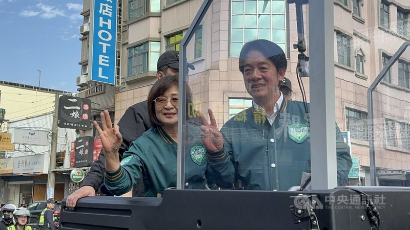 民進黨籍總統候選人賴清德(右)9日下午在尋求連任的黨籍立委蘇治芬(前左)陪同下,在雲林縣虎尾鎮以車隊掃街拜票,在選前最後關鍵時刻全力催票。中央社記者姜宜菁攝 113年1月9日