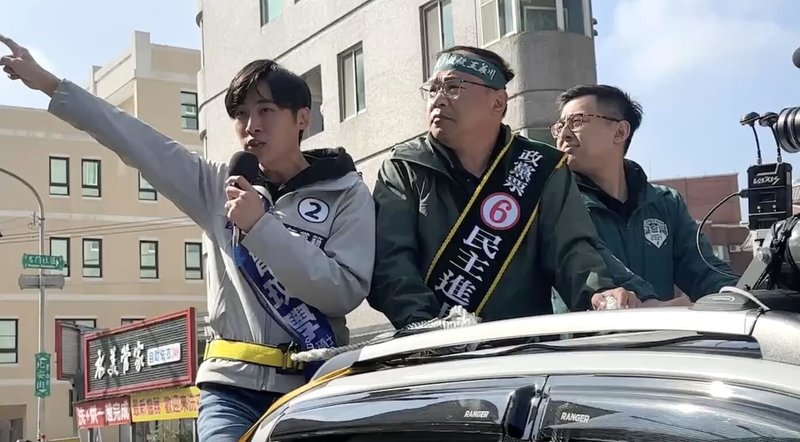 無黨籍苗栗縣立委候選人曾玟學(左)9日合體民進黨不分區立委候選人王義川(中)掃街拜票,車隊行經苗栗市阿帕契電子遊藝場前短暫停留,喊話國民黨立委候選人邱鎮軍針對遊藝場染毒等爭議「出來面對」。(民眾提供)中央社記者管瑞平傳真 113年1月9日