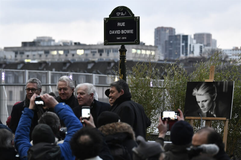巴黎以英國傳奇搖滾歌手大衛鮑伊的名字為一條街命名，於8日揭牌。（法新社）