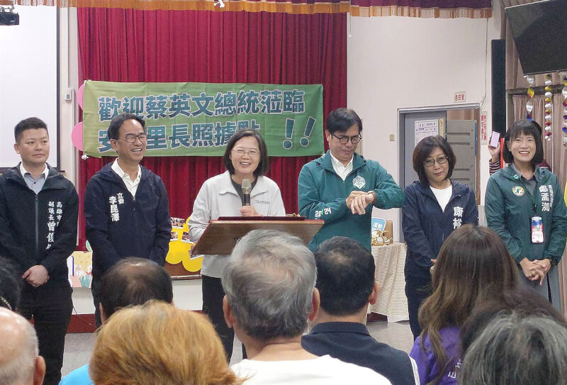 總統蔡英文（後左3）9日赴高雄為民進黨立委候選人站台助選，在三民區安宜里長照據點致詞時正巧遇上國家級警報大響，蔡總統笑說，「這是衛星不是飛彈，免煩惱」。後右3為高雄市長陳其邁。（民眾提供）中央社記者林巧璉傳真 113年1月9日