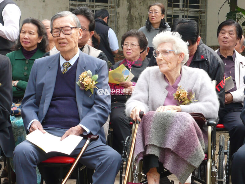 林澄輝（前左）、林鄧璐德（前右）夫婦參加養護機構的動土典禮。（中央社檔案照片）