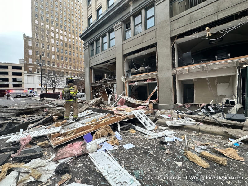 美國德州沃斯堡一家飯店8日發生爆炸，街道散落大量建築碎片。（圖取自twitter.com/FortWorthFire）