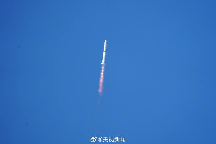 中國央視軍事微博9日指下午3時3分在四川省西昌衛星發射中心使用長征二號丙運載火箭。（圖取自央視微博網頁）