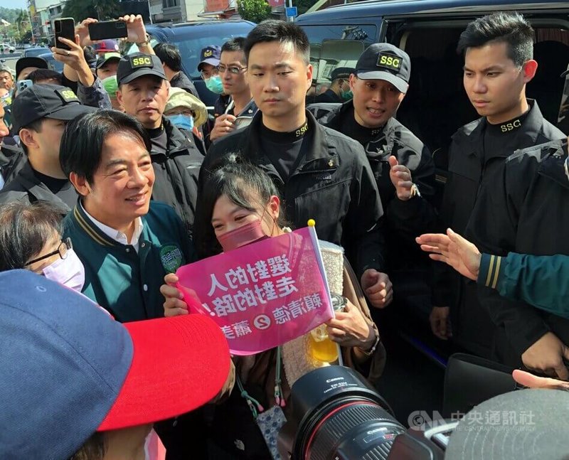 民進黨總統候選人賴清德(綠衣者)9日到嘉義市及嘉義縣民雄鄉等區,陪同黨籍立委候選人掃街拜票,熱情鄉親手舉旗幟,開心與賴清德合影。中央社記者黃國芳攝 113年1月9日