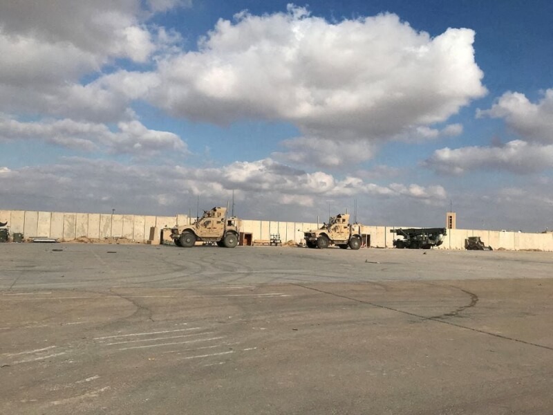 圖為停駐在安巴省阿薩德空軍基地美軍軍車。 （路透社）