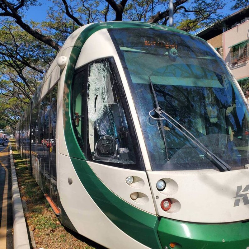 高雄輕軌列車10日上午通過三民區灣中街口時遭卡車碰撞，車內旅客及大卡車駕駛無人傷，但輕軌車頭車窗破損、車側也有刮損。（高雄捷運公司提供）中央社記者蔡孟妤傳真  113年1月10日