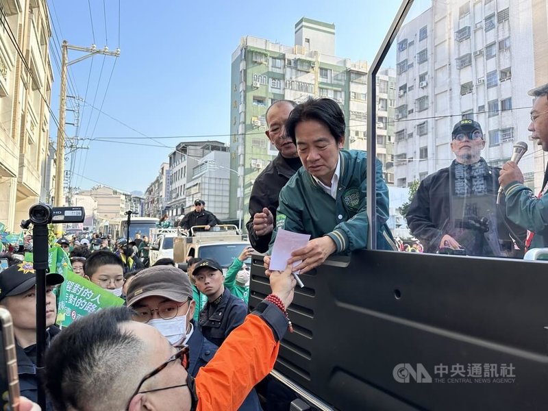 民進黨總統候選人賴清德（前中）10日到台中進行車隊掃街，有支持者遞上相片索取簽名。中央社記者趙麗妍攝  113年1月10日