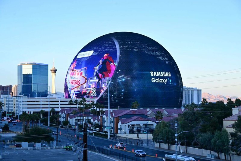 美國CES展在拉斯維加斯揭開序幕，三星聯手「奇異博士」登上當地知名球體建築Sphere的巨型螢幕，為即將在18日發表的旗艦機S24系列造勢。（三星提供）中央社記者江明晏傳真  113年1月10日