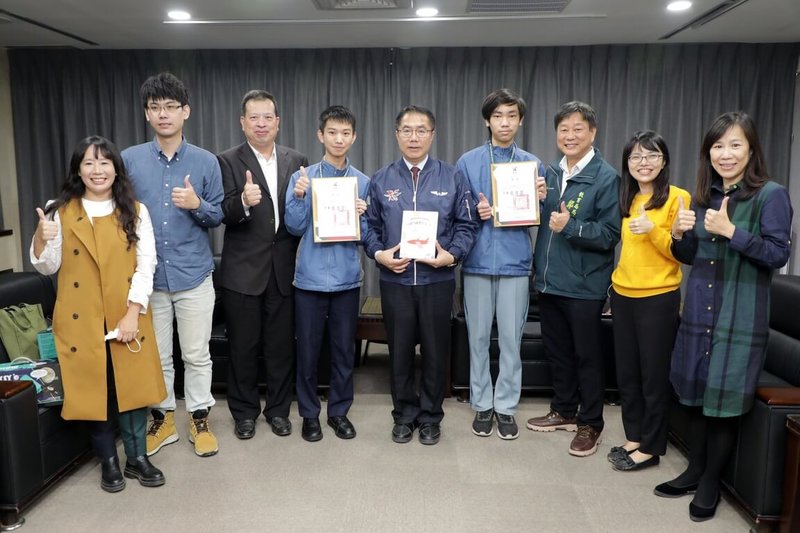 台南市建興國中3年級學生洪靖承（右4）、蘇程玹（左4）日前在泰國「第20屆國際國中科學奧林匹亞競賽（IJSO）」奪得金牌，台南市長黃偉哲（中）10日表揚頒贈獎狀。（台南市政府提供）中央社記者張榮祥台南傳真  113年1月10日