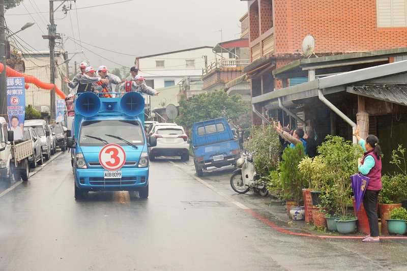 選戰倒數，國民黨花蓮立委候選人傅崐萁（車上中）10日由妻子、花蓮縣長徐榛蔚（車上前右）陪同車隊掃街拜票。（傅崐萁競選團隊提供）中央社記者張祈傳真  113年1月10日