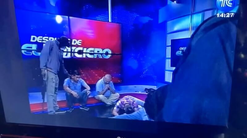 歹徒9日闖進厄瓜多爾電視台攝影棚，命令電視台員工趴在地上。（路透社）