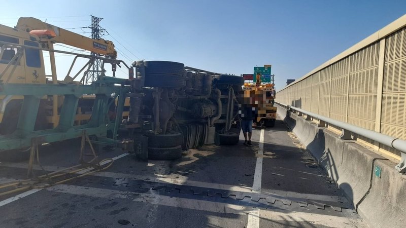 西濱快速道路南下台中清水路段，10日上午一輛聯結車自撞護欄後翻覆，車體占用內側車道，一度阻礙交通。（民眾提供）中央社記者趙麗妍傳真  113年1月10日