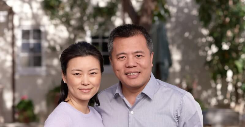 陳天橋（右）與妻子雒芊芊。（圖取自天橋腦科學研究院網頁）