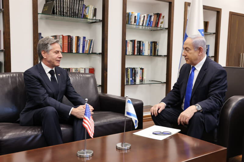 美國國務卿布林肯（左）9日訪特拉維夫，與以色列總理尼坦雅胡（右）會面。（圖取自twitter.com/SecBlinken）