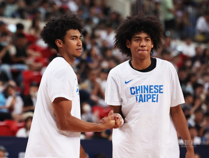 「賀家兄弟」賀丹（左）、賀博（右）為2023威廉瓊斯盃國際籃球邀請賽台灣白隊出戰。（中央社檔案照片）