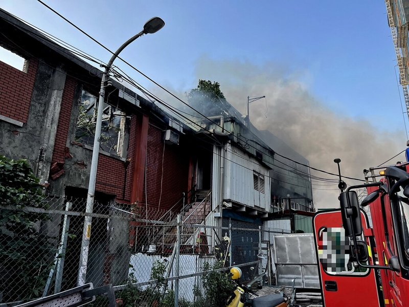 新北市板橋區南雅西路一段一處2層鐵皮屋2樓，11日上午約7時許發生火警，消防人員獲報到場將火勢撲滅，無人受傷受困。（新北市消防局提供）中央社記者黃旭昇新北傳真 113年1月11日