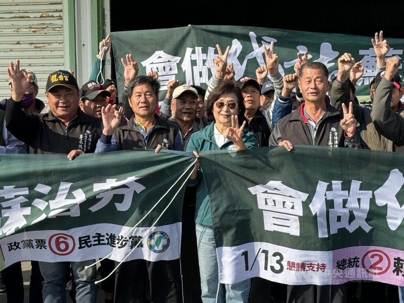 雲林縣口湖鄉數十名養殖漁民11日聚集力挺民進黨立委蘇治芬（前左3）連任，眾人比出3號手勢合影。中央社記者姜宜菁攝  113年1月11日