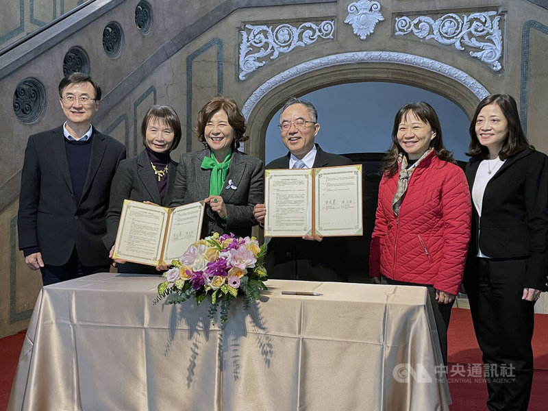 台灣大學文學院獲趨勢教育基金會捐贈新台幣3000萬元，將推動人文領域與科技、人工智慧（AI）的跨領域合作，基金會執行長陳怡蓁（左3）與台大校長陳文章（右3）11日在捐贈儀式中開心合影。中央社記者陳至中攝  113年1月11日