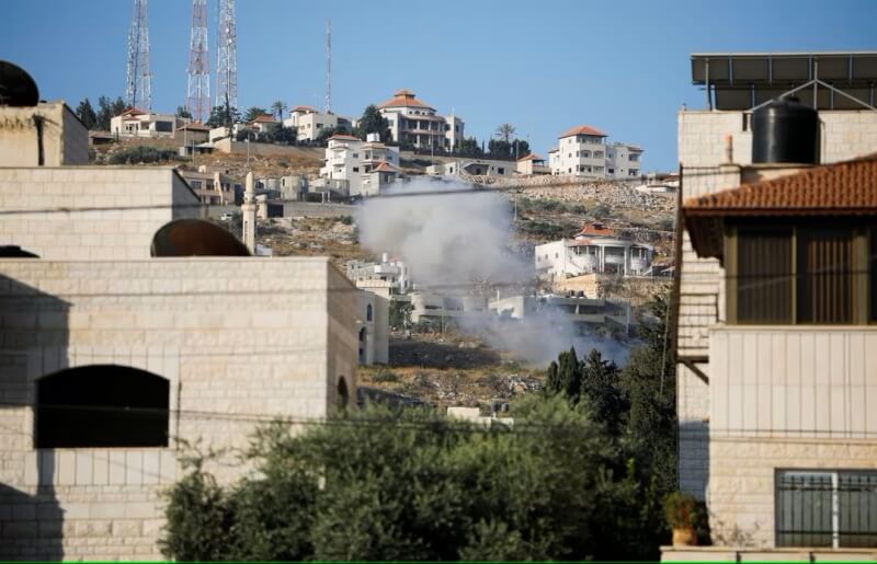 圖為去年6月以色列攻擊約旦河西岸哲寧市冒出陣陣濃煙。（路透社）