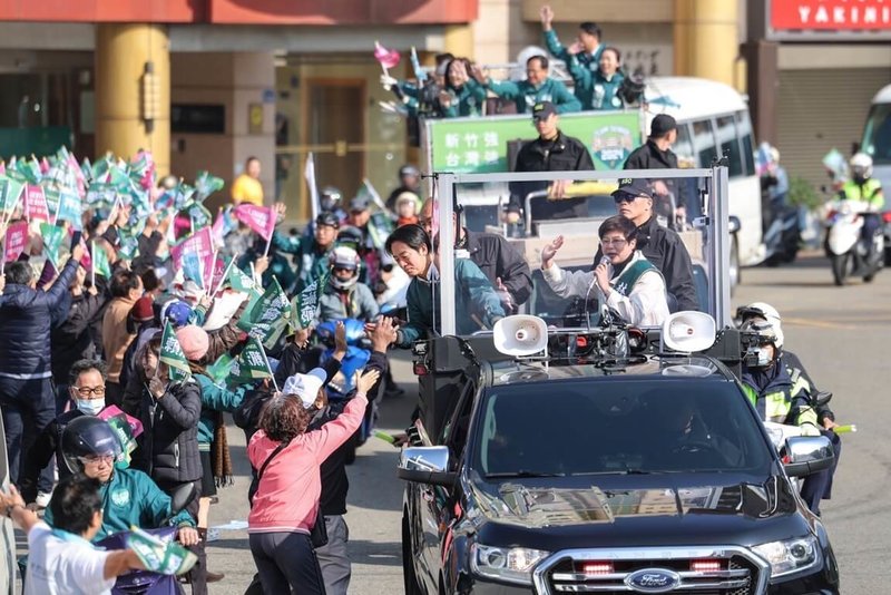 民進黨總統候選人賴清德（前車上前左）11日到新竹市與黨籍立委候選人林志潔（前車上前右）車掃衝選情，所經之處吸引大批熱情民眾表達支持。（林志潔團隊提供）中央社記者郭宣彣傳真 113年1月11日