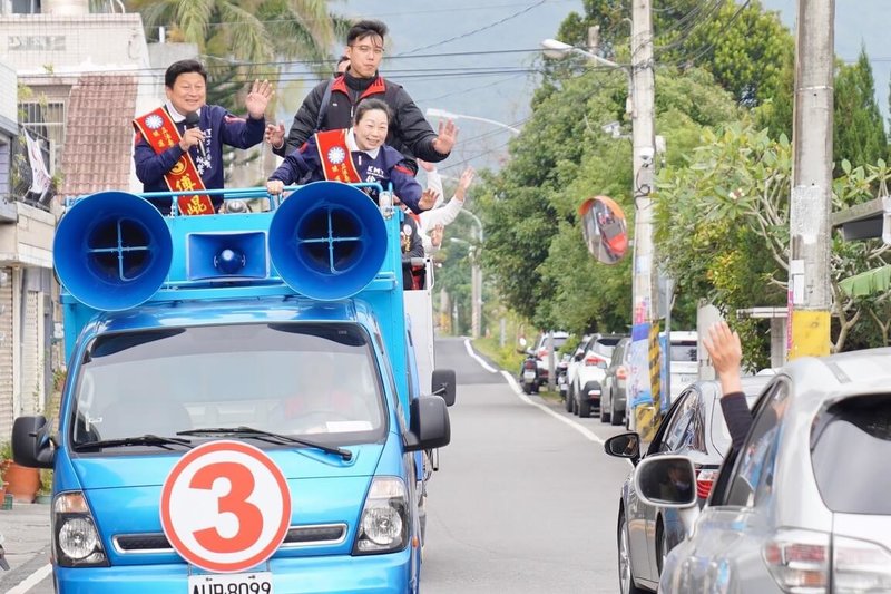 國民黨立委傅崐萁（車上前左）爭取連任，11日選前倒數2天力拚選情，由妻子、花蓮縣長徐榛蔚（車上前右）陪同車掃，走訪新城鄉、秀林鄉等地籲請選民支持持。（傅崐萁競選團隊提供）中央社記者張祈傳真 113年1月11日