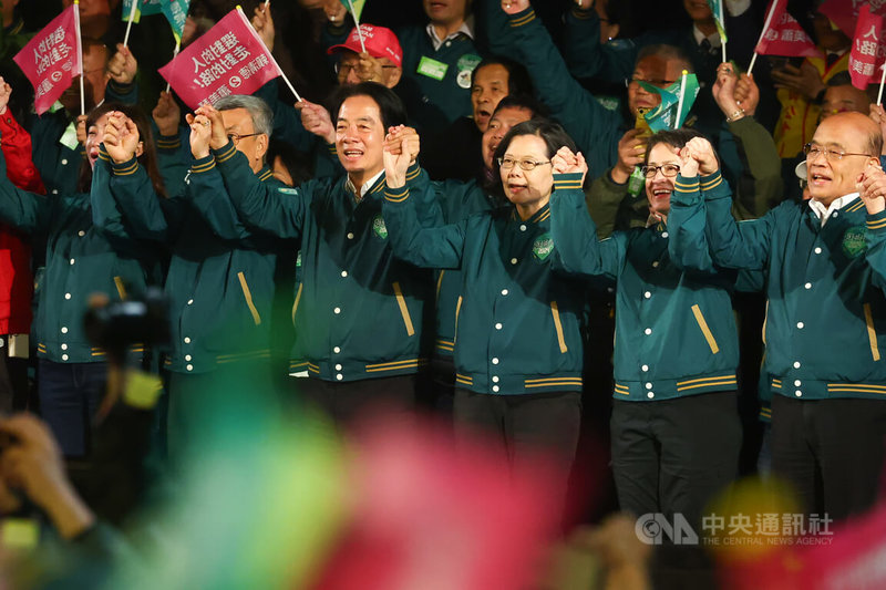 民進黨11日晚間在凱道舉行「凱道護國之夜」造勢活動,黨籍正副總統候選人賴清德(前右4)、蕭美琴(前右2)攜手總統蔡英文(前右3)、前行政院長蘇貞昌(前右)等人為選情造勢,呼籲民眾務必支持民進黨。中央社記者王騰毅攝 113年1月11日