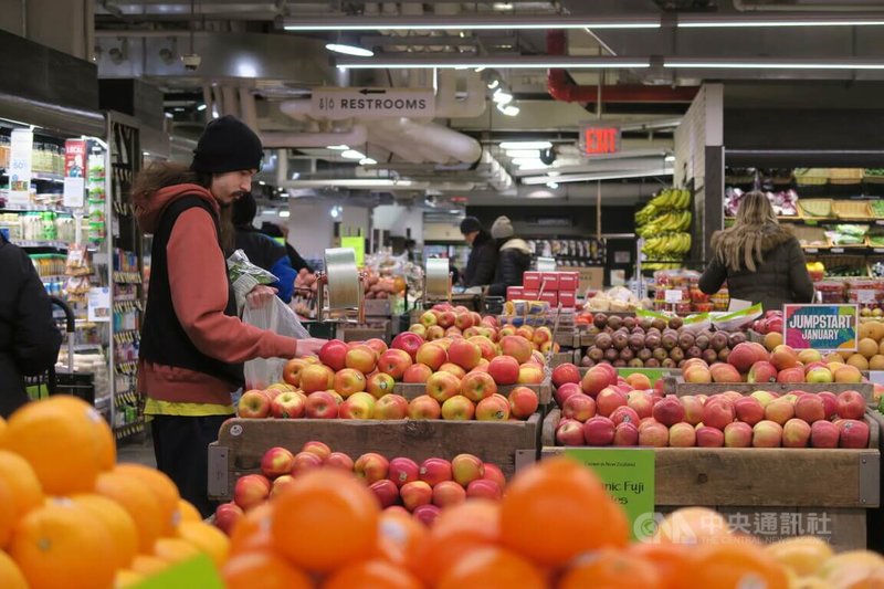美國勞工部11日公布，2023年12月消費者物價年增3.4%，高於市場預期。圖為紐約民眾在布魯克林一間超市購物。中央社記者尹俊傑紐約攝  113年1月11日