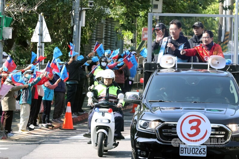 選戰倒數,國民黨副總統候選人趙少康(前右2)11日上午陪同爭取連任的黨籍立委候選人賴士葆(前右)在台北市文山區車隊掃街拜票,爭取選民支持。中央社記者郭日曉攝 113年1月11日