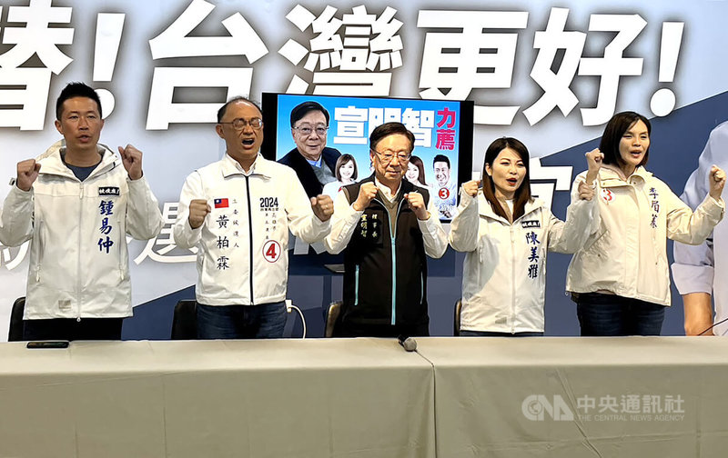 選戰倒數2天，聯電榮譽副董事長宣明智（中）11日晚間至高雄為國民黨籍立委候選人輔選造勢，呼籲民眾集中選票支持國民黨，讓好好做事的人前進國會為民服務。中央社記者林巧璉攝 113年1月11日