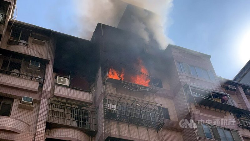 新北市八里區中山路一段某大樓11日中午發生瓦斯氣爆,濃煙及火舌不斷竄出,目擊者表示,聽到氣爆聲後,發現有冷氣機的室外機被炸飛墜落,陽台鋁窗也被掀起損毀,現場怵目驚心。(翻攝畫面)中央社記者黃旭昇新北市傳真 113年1月11日