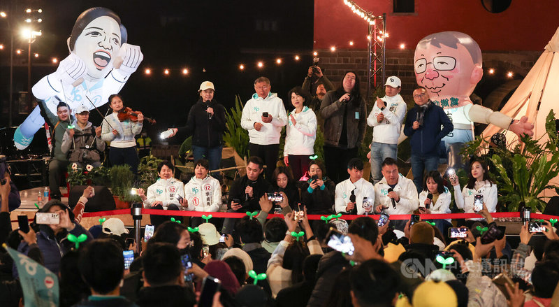 台灣民眾黨總統候選人柯文哲(台上後右6)11日晚間在台北市北門廣場出席由支持者舉辦的「扛阿北守台灣」感恩守夜晚會,在手機燈海中與支持者一同合唱,場面溫馨。中央社記者張新偉攝 113年1月11日