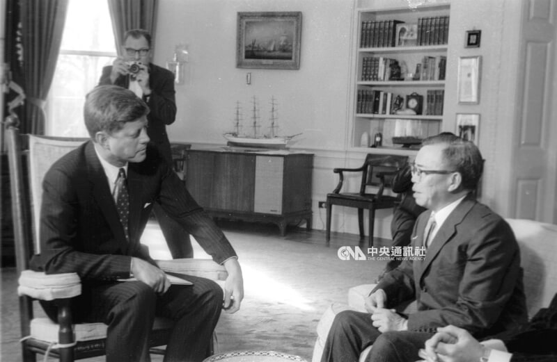 1962年1月12日，接任駐美大使的蔣廷黻（右）至白宮呈遞國書，與剛上任的美國總統甘迺迪（左）談話。（中央社檔案照片）