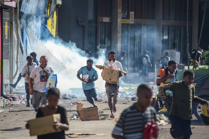 巴布亞紐幾內亞警察和公共部門抗議減薪，10日展開抗爭，首都莫士比港出現大規模搶劫與縱火。（法新社）