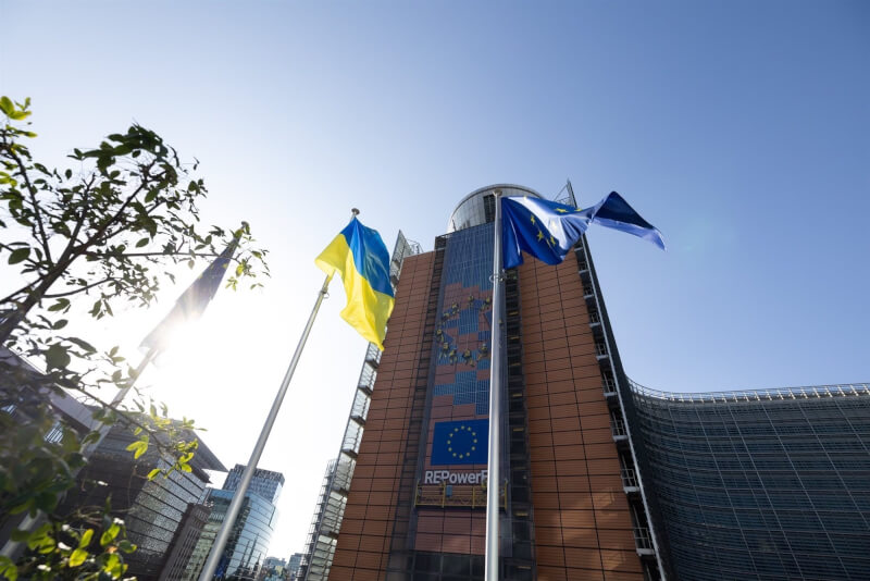 圖為烏克蘭國旗與歐盟旗幟在歐盟總部大樓外飄揚。（圖取自facebook.com/EuropeanCommission）