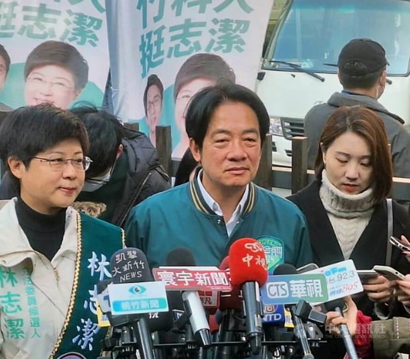 民進黨總統候選人賴清德（中）11日表示，前總統馬英九的主張已過去，歷史已翻開新的一頁，要對和平有理想而不是幻想，若九二共識走到底台灣就會變得跟香港一樣，這不是台灣人選擇要走的路。左為民進黨新竹市立委候選人林志潔。中央社記者郭宣彣攝  113年1月11日