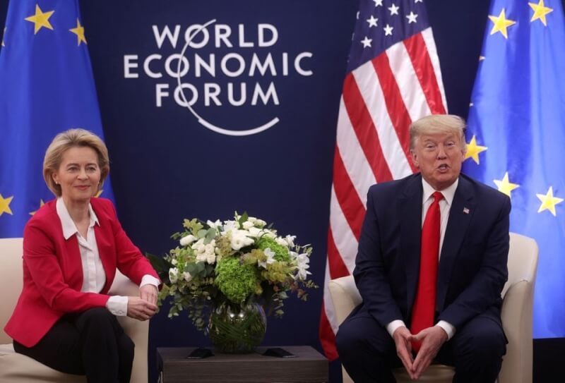 圖為2020年世界經濟論壇年會，歐盟執委會主席馮德萊恩（左）與時任美國總統川普（右）舉行雙邊會談。（路透社）