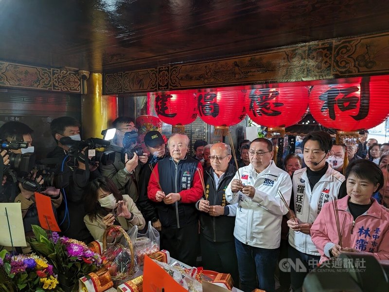 國民黨總統候選人侯友宜（前右3）12日到台中東區建國市場福德祠，與黨籍台中市第6選區立委候選人羅廷瑋（前右2）一同上香祈福。中央社記者蘇木春攝  113年1月12日