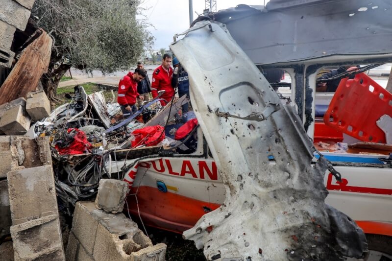 巴勒斯坦救援組織指稱，以色列10日在加薩走廊中部轟炸一輛救護車，造成包括4名醫護人員在內共6人死亡。（法新社）