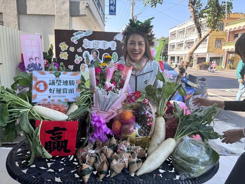 民進黨高雄市第1選區立委候選人邱議瑩（圖）12日在美濃區以車隊掃街，沿途不斷有支持者送上在地農產品等禮物，祝福她高票當選，邱議瑩回到服務處後，也開心分享戰利品，感謝鄉親熱情相挺。（邱議瑩競總提供）中央社記者蔡孟妤傳真  113年1月12日