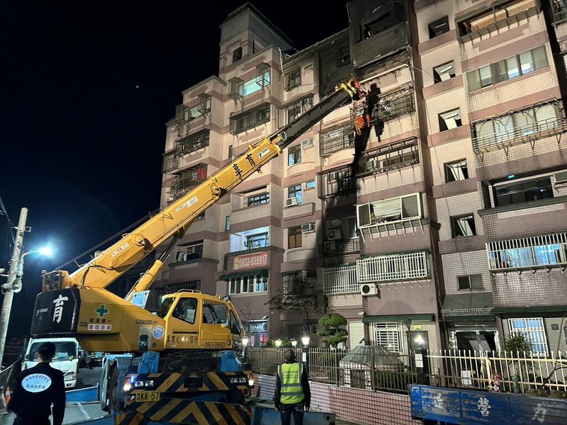 新北市八里區一處社區民宅11日晚間發生瓦斯氣爆，市府獲報派員勘查建物主結構安全，並漏夜拆除有安全疑慮的氣爆戶陽台女兒牆。（新北市消防局提供）中央社記者黃旭昇新北市傳真  113年1月12日