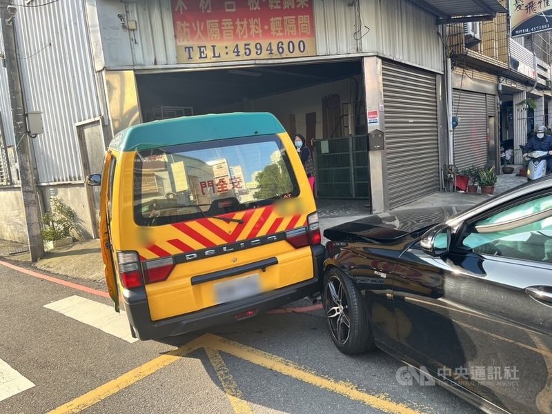 桃園市中壢區惠州街與吉長二街口12日發生事故,56歲林姓男子駕駛的娃娃車與30歲許姓男子駕駛的自小客車發生碰撞。(翻攝照片)中央社記者葉臻傳真 113年1月12日