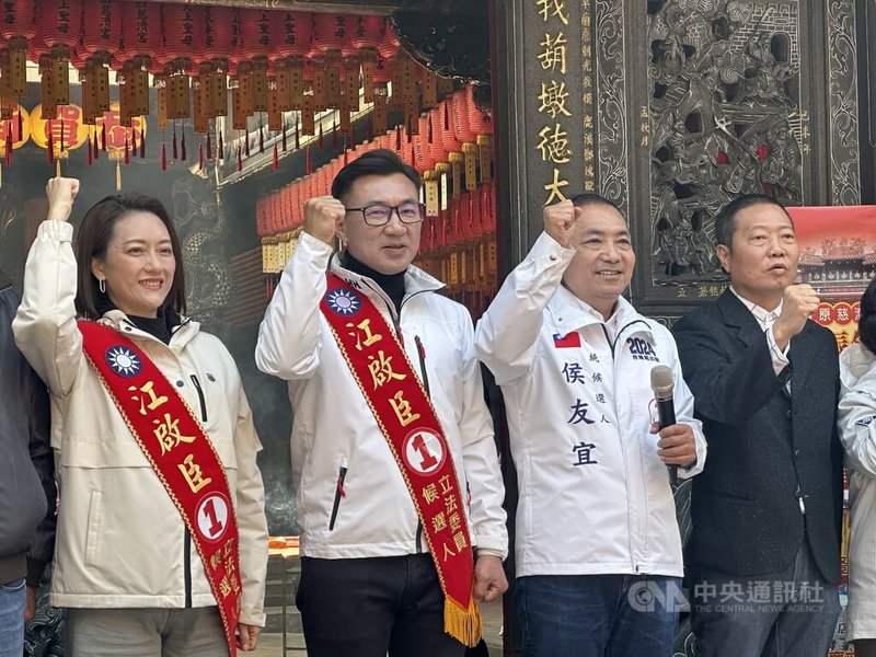 國民黨總統候選人侯友宜（右2）與爭取連任的國民黨立委候選人江啟臣（左2）12日車隊掃街，並參拜豐原慈濟宮，侯友宜表示，他與江啟臣會攜手防衛國家。中央社記者趙麗妍攝  113年1月12日