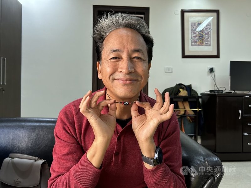 印度電影「三個傻瓜」主角原型王曲克（Sonam Wangchuk）2023年11月間訪台，最難忘與台灣原住民之間的互動。圖為王曲克於2024年1月11日在新德里受訪時，展示他在排灣族人指導下親手製作的項鍊飾品。中央社記者林行健新德里攝 113年1月12日