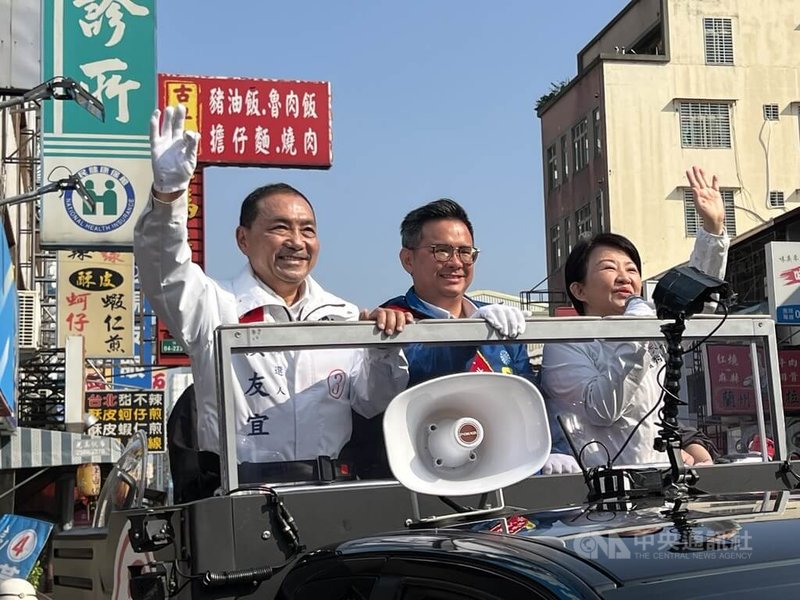 大選投票在即，國民黨總統候選人侯友宜（左）12日到台中市與台中市長盧秀燕（右）合體，與國民黨立委候選人黃健豪（中）以車隊掃街，在最後時刻全力衝刺選情。中央社記者郝雪卿攝   113年1月12日