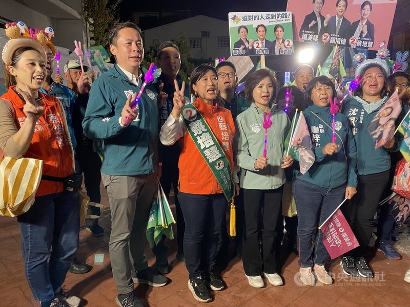 力拚連任的民進黨南投縣立委候選人蔡培慧（前左3）12日選前之夜在南投市步行掃街，全力衝刺選情，也吸引不少支持者給予鼓勵。中央社記者蕭博陽南投縣攝  113年1月12日