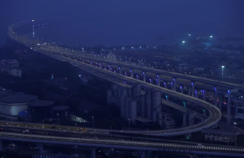 印度最長跨海大橋「孟買-港口連接道」13日起開放民眾使用。（路透社）
