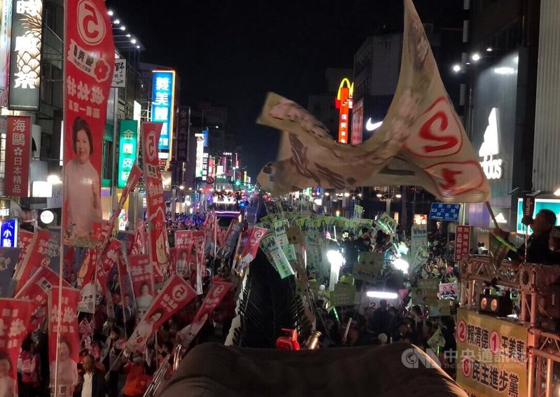 大選投票前夕，嘉義市傳統「選前之夜」造勢遊行12日晚間登場，各立委候選人陣營隔著中央噴水圓環造勢，民進黨王美惠、國民黨張秀華陣營隔著拒馬比聲勢。中央社記者黃國芳攝  113年1月12日