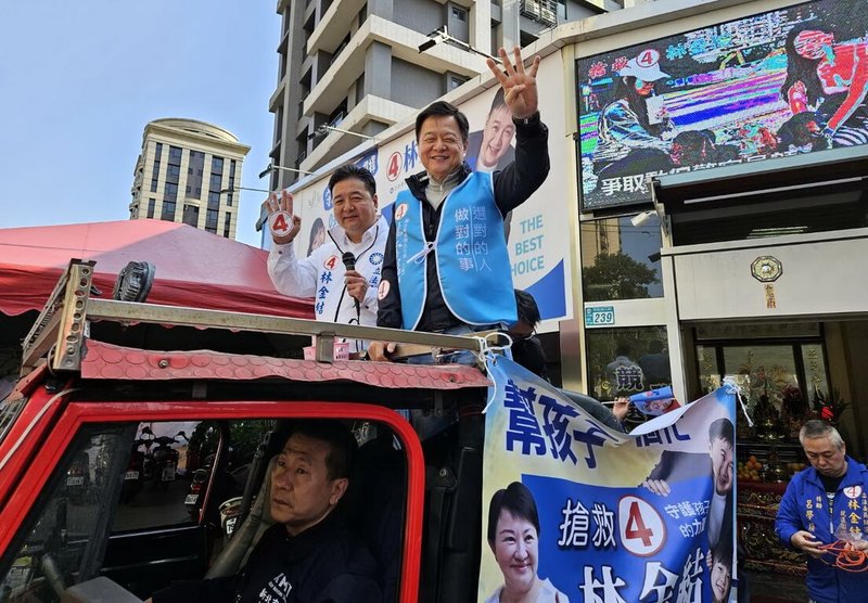 國民黨新北市立委候選人林金結（車上左）12日把握選前最後一天，與前台北縣長周錫瑋（車上右）一起展開車隊掃街，爭取鄉親支持。（林金結服務處提供）中央社記者黃旭昇新北市傳真  113年1月12日