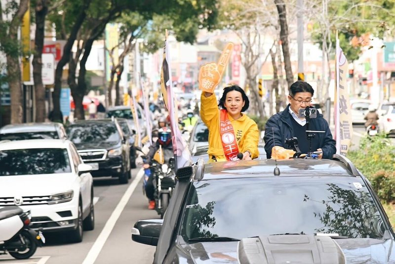 2024大選投票在即,時代力量新竹縣第2選區立委候選人王婉諭(車上左)12日前往竹北市場拜票、車掃,展現力拚連任決心。(王婉諭團隊提供)中央社記者郭宣彣傳真 113年1月12日